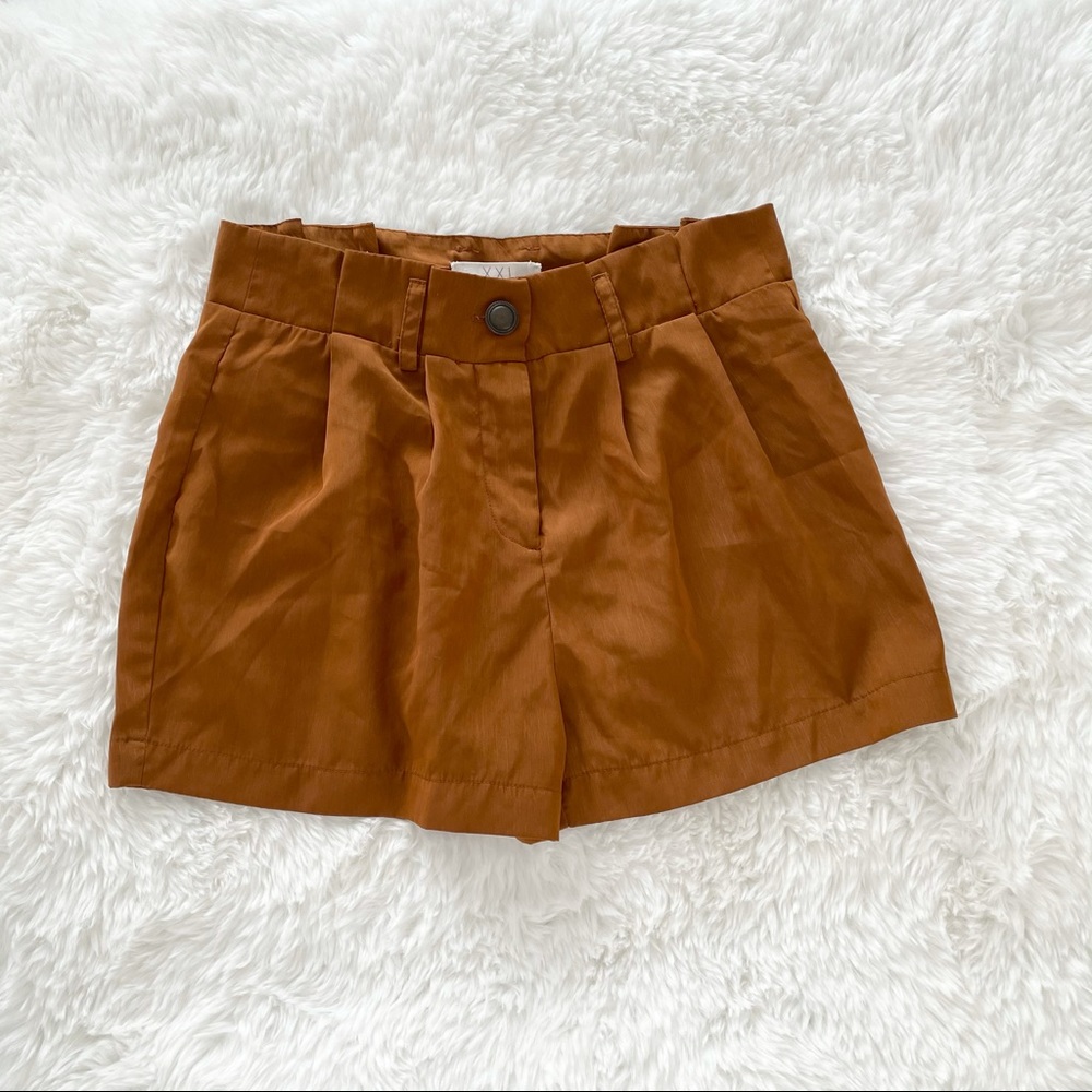 High-waisted shorts with belt loops